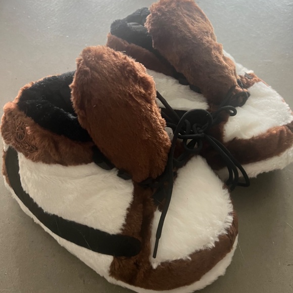 Slippers - Picture 2 of 3